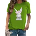 Grünes Damen Kurzarm T-Shirt mit einem niedlichen Hasen Blumenkranz Aufdruck Detail. - Obstgrün