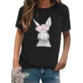 Gros plan détaillé sur le joli motif de lapin avec couronne de fleurs sur le t-shirt noir. - S / Hauts / Noir