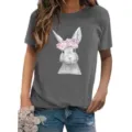 Gros plan du t-shirt gris à manches courtes avec un joli imprimé floral de lapin. - S / Hauts / Gris