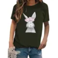 Dunkelgrünes Damen Kurzarm T-Shirt mit süßem Hasen Blumenkranz Grafik Print Design. - Armeegrün
