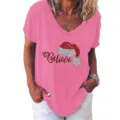 Detailopname van het roze V-hals t-shirt met korte mouwen en een glinterende kerstmuts grafische print. - S / Tops / Roze