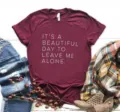 Détail de t-shirt graphique bordeaux avec impression de slogan et style streetwear décontracté. - Bordeaux