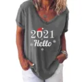 Close-up van het grijze V-hals korte mouwen t-shirt met feestelijke 2021 Hello kerstprint. - S / Tops / Grijs