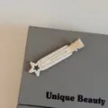 Nahaufnahme Detail der weißen Stern Metall Haarklammer, minimalistische Seiten Haarspange - Einfarbig Pentagramm Nahtlos - Weiß