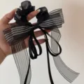Zwarte ballet stijl haarscrunchie met strik en lint, delicate mesh details. - Zwart