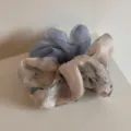 Vista dettagliata di grandi elastici per capelli con blu chiaro unito e stampa acquerello. - Blu Foschia