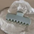 Vue de détail d'une pince à cheveux française verte gélifiée, accessoire élégant taille moyenne. - Bleu