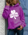 Sweat à capuche violet pour femme avec motif trèfle blanc lucky et poche ventouse avant. - S / Hauts / Violet