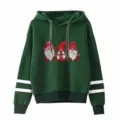 Sweat-shirt à capuche vert foncé avec double rayure sur les manches et motif de gnome de Noël. - S / Hauts / Vert