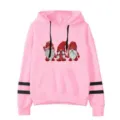 Sweat à capuche rose avec graphique de gnome de Noël et manches à double rayure hiver. - S / Hauts / Rose