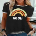 Λεπτομερής όψη γυναικείο casual t-shirt κοντό μανίκι vintage ουράνιο τόξο και κείμενο. - S / Tops / Μαύρο
