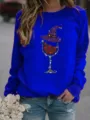 Vue détaillée du sweat-shirt bleu roi à manches longues avec un motif de verre à vin. - Bleu