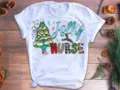 Weihnachts-Krankenschwester Motiv weißes Kurzarm T-Shirt, lässiges festliches Oberteil für Damen. - Top - Fröhliche Krankenschwester Druck - QH8140