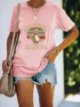 Close-up van het casual roze grafische T-shirt met korte mouwen en een schattige luiaardprint. - S / Tops / Roze