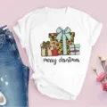 Vue détaillée du t-shirt blanc avec un bel imprimé graphique sur le thème de Noël. - 3XL / Hauts / Imprimé Boîte Cadeau de Noël