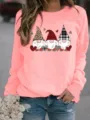 Détail en gros plan du sweat-shirt en molleton rose avec imprimé gnome, manches longues. - Rose