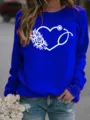 Nahaufnahme eines königsblauen Fleeceshirts mit herzförmigem Stethoskop-Druck auf der Brust. - Blau