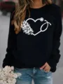 Detailaufnahme eines schwarzen Damen Fleece-Sweatshirts mit Herz-Stethoskop-Blumen-Motiv. - Schwarz