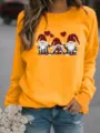 Detailopname van het gele sweatshirt met schattige gnomengrafische print. Gezellige stijl. - S / Tops / Geel