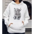 Casual witte hoodie met schattige grijze kitten grafische print voor dagelijkse dames. - S / Tops / Blauwe kitten kijkt omhoog