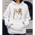 Witte hoodie met schattige corgi puppy grafische print, lange mouwen en handige voorzak. - S / Tops / Corgi liggend in armen