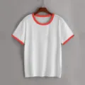 Vista detallada de camiseta ringer en contraste con ribete rojo, mangas cortas y diseño liso. - S / Top (CS) / Blanco (Borde Rojo)