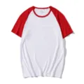 Vista dettagliata di una maglietta raglan a maniche corte con design bianco e rosso. - Raglan Rosso