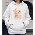 Casual witte hoodie met lange mouwen en een schattige oranje kitten print op de borst. - S / Tops / N2 Oranje Kat Kijkt Omhoog
