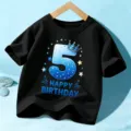 Camiseta negra de manga corta para niños, estampado gráfico de cumpleaños número 5. - 5Y