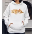 Witte hoodie met kattenprint voor dames, comfortabele en casual stijl voor dagelijks. - S / Tops / Slapende Kitten