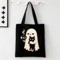 Zwarte canvas tote bag met schattig spook en kat motief voor Halloween dagelijkse boodschappen. - Geest met Zwarte Kat en Koffie Stijl (9098) / 35cmx45cm