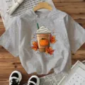 Graues Kurzarm T-Shirt mit Herbst Kürbis Kaffee Grafik, lässiges Damen Feiertags Oberteil. - Grau