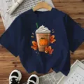 Lockeres dunkelblaues Kurzarm-T-Shirt mit süßem Kürbis-Kaffee und herbstlichen Blättern als Motiv. - Marineblau