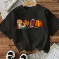 Schwarzes Kurzarm-T-Shirt mit herbstlichem Kürbis- und Football-Grafikdesign für Damen. - S / Oberteile / Schwarz