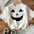Wit Halloween korte mouw t-shirt met zwarte pompoen gezicht grafisch op houten achtergrond - S / Tops / Witte Katoen