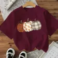 T-shirt bordeaux à manches courtes avec joli motif graphique de citrouille pour style de fête. - Bordeaux