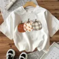 Wit t-shirt met korte mouwen en een schattige herfst pompoen grafische print voor feestdagen. - S / Tops / Wit