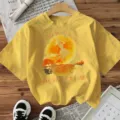 T-shirt à manches courtes graphique jaune, haut décontracté vintage avec imprimé festif. - S / Hauts / Jaune