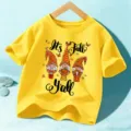 Helles gelbes Kinder Kurzarm T-Shirt mit niedlichem Herbst Zwerg Grafikdesign und Print. - Baumwolle Gelb