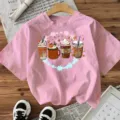 Casual roze t-shirt met korte mouwen en schattige herfst koffie graphic voor dames kleding. - S / Katoen Roze