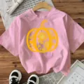 Roze t-shirt met korte mouwen en feestelijke gele pompoen zonnebloem print voor feestdagen. - S / Tops / Katoen Roze