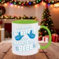Primer plano detallado de una taza de cerámica blanca y verde con frase y diseño de mano. - Verde