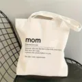 Gros plan détail du sac cabas en toile blanche avec impression de dictionnaire sur chaise. - Impression Lettre Dictionnaire / 35x40cm