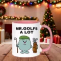 Gedetailleerd uitzicht van een keramische mok met grappige golfcartoon en roze handvat. - Roze