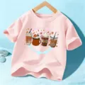 Rosa Kurzarm T-Shirt für Kinder mit niedlichem Herbst Kürbis Kaffee Motiv für den Alltag. - 110cm / Baumwolle Rosa