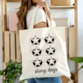 Vue détaillée du sac cabas en toile avec impression graphique de lunettes de soleil. - 9