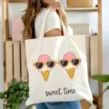 Vue détaillée du sac cabas en toile avec motif de glace mignon pour une utilisation quotidienne. - 8
