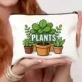 Gedetailleerd overzicht van canvas make-uptas met schattige plantenprint in pot en stevige rits. - Groene Potplanten