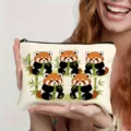 Primo piano di una simpatica borsa cosmetica con stampa di panda e pratica chiusura a zip nera. - Modello 4