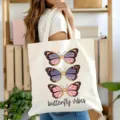 Vue détaillée du sac cabas en toile élégant avec de charmants imprimés de papillons. - 4